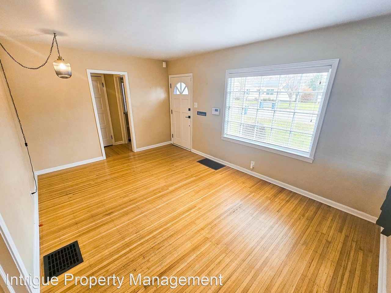 5352 Crittenden Ave - Photo 3 of 34