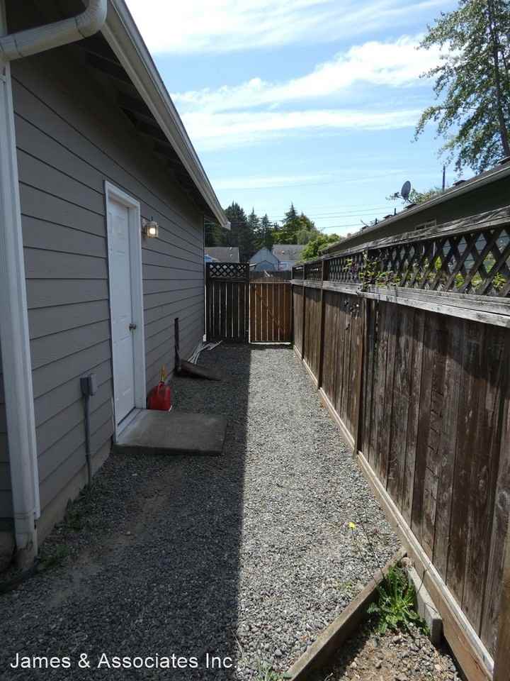 736 W 8th St - Photo 3 of 17