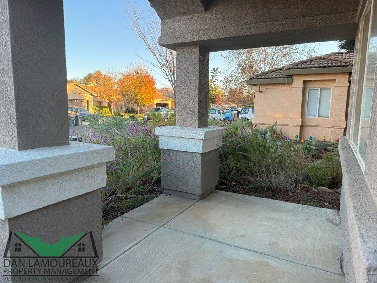 421 Hawk Dr - Photo 3 of 20