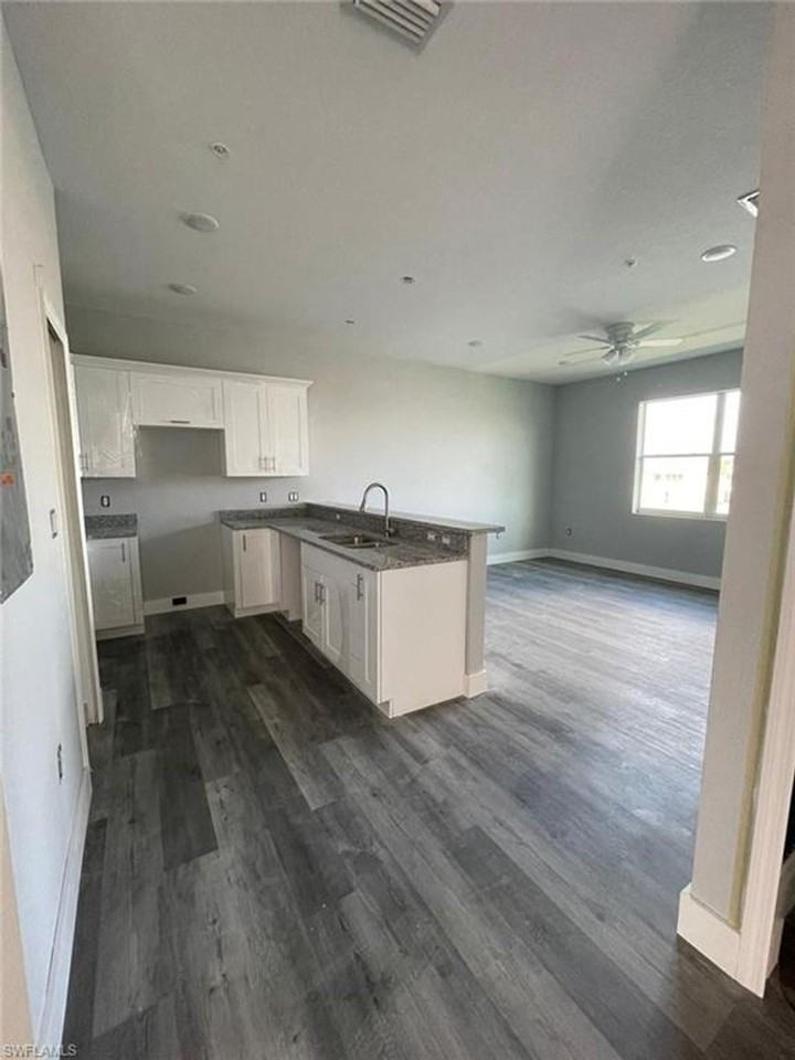 275 Sw 4th St - Photo 3 of 50