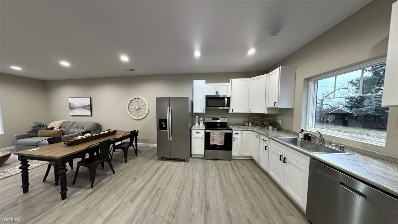 209 W Thayer Ave - Photo 2 of 3