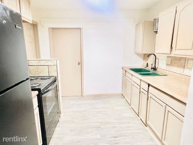 3725 Mersington Ave - Photo 3 of 6