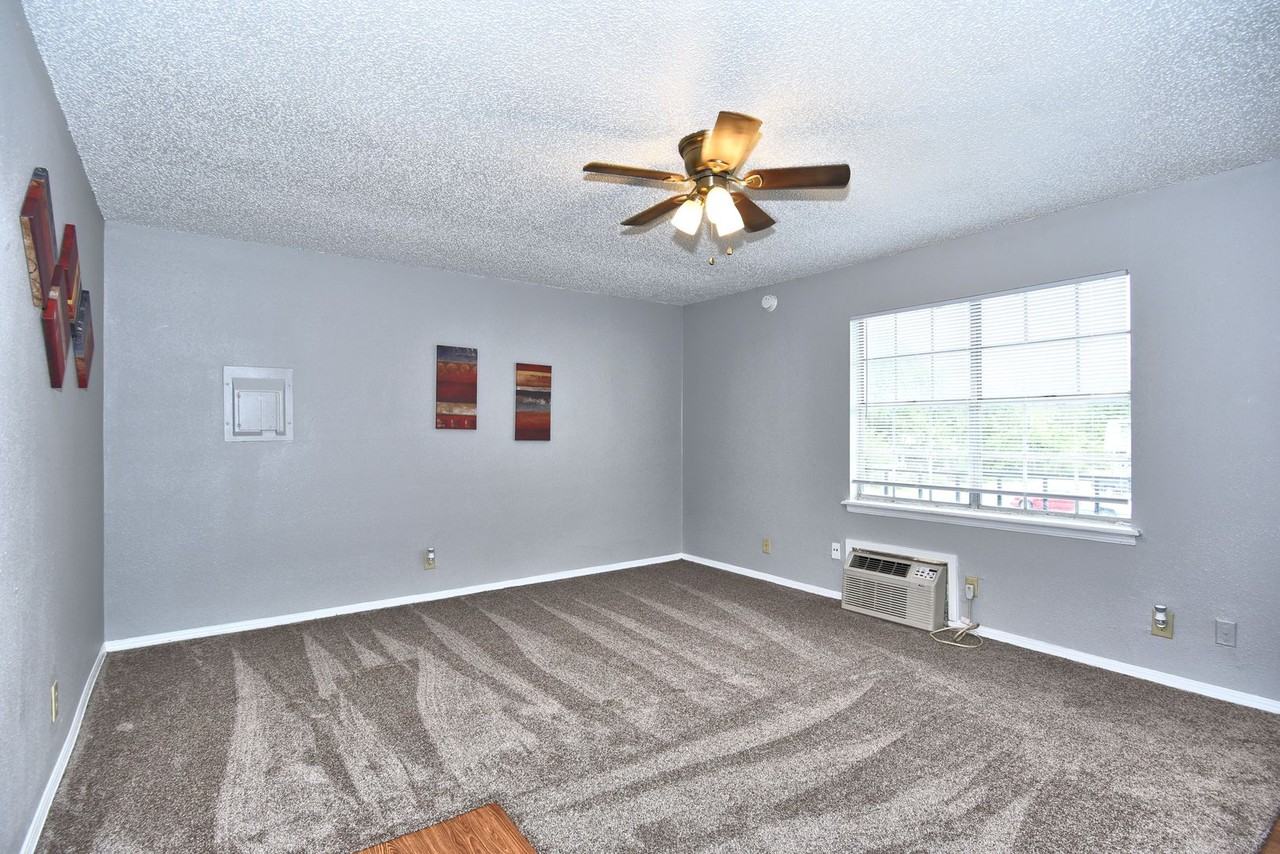 South Point Apartments - Photo 4 of 13