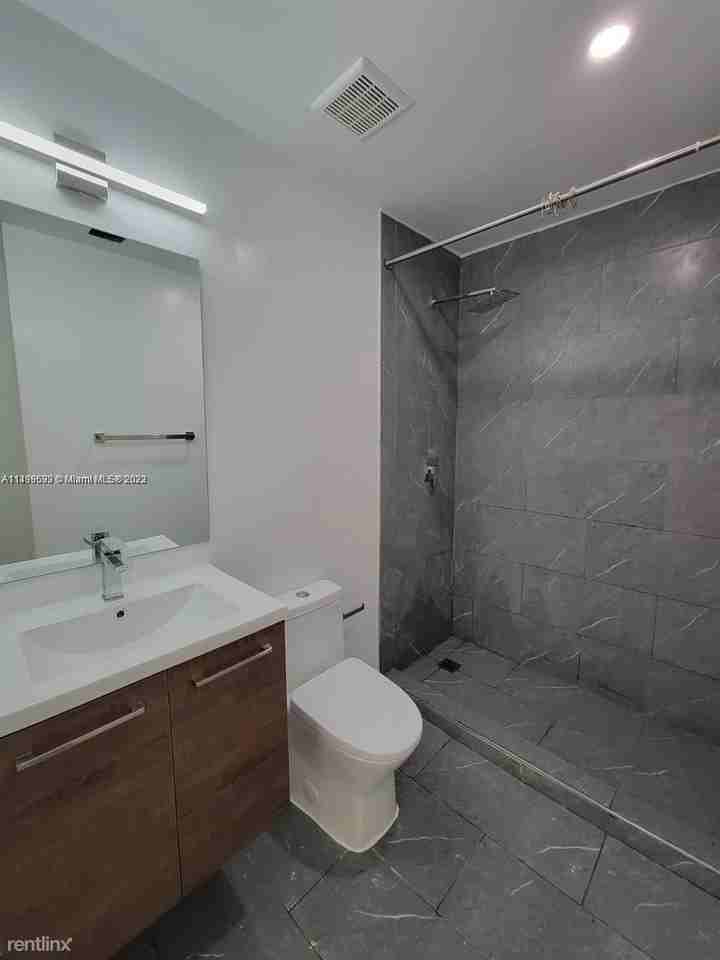 900 Sw 8th Ct Frnt - Photo 2 of 5