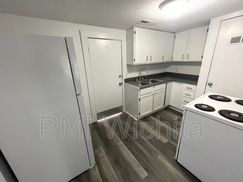 208 N Ash St - Photo 3 of 8