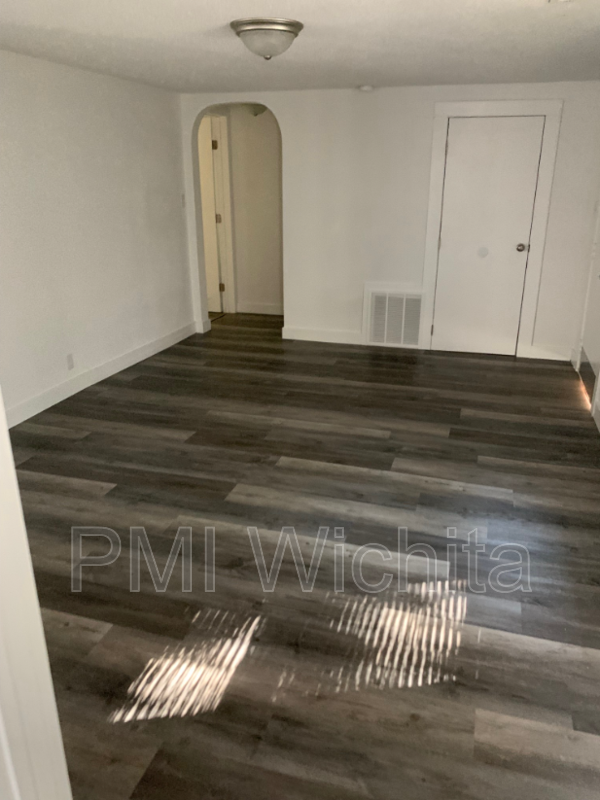 208 N Ash St - Photo 4 of 8