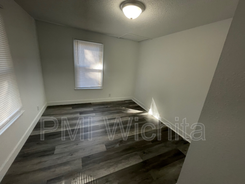 208 N Ash St - Photo 5 of 8