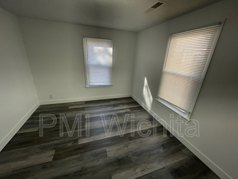 208 N Ash St - Photo 6 of 8