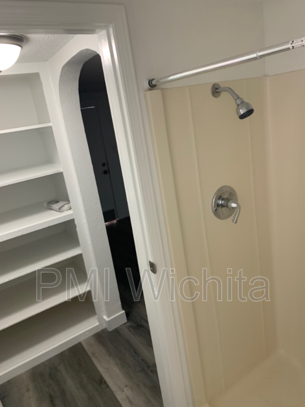 208 N Ash St - Photo 7 of 8