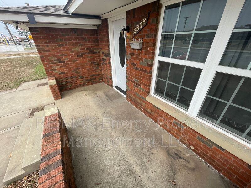 2308 N Meridian Ave - Photo 2 of 19