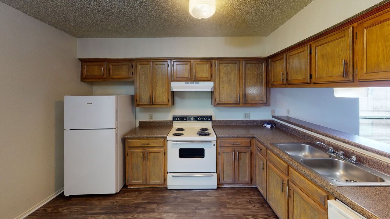 Prairie Oaks Apartments - Photo 2 of 9