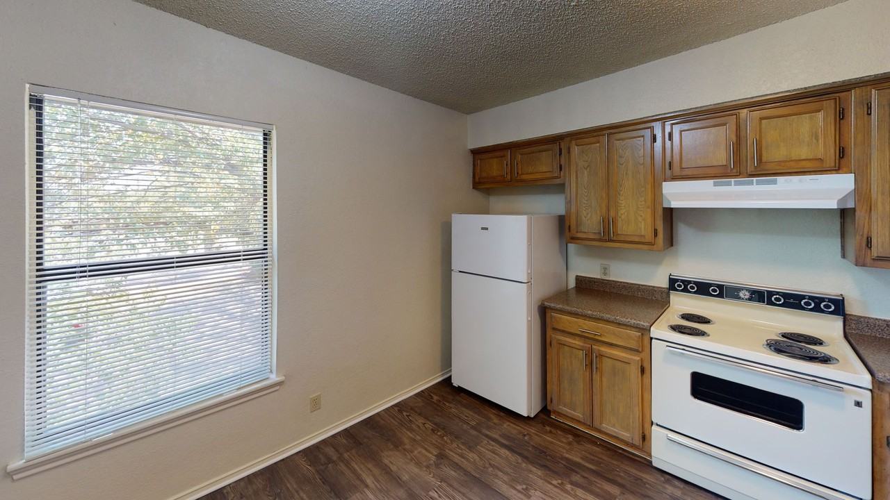 Prairie Oaks Apartments - Photo 4 of 9