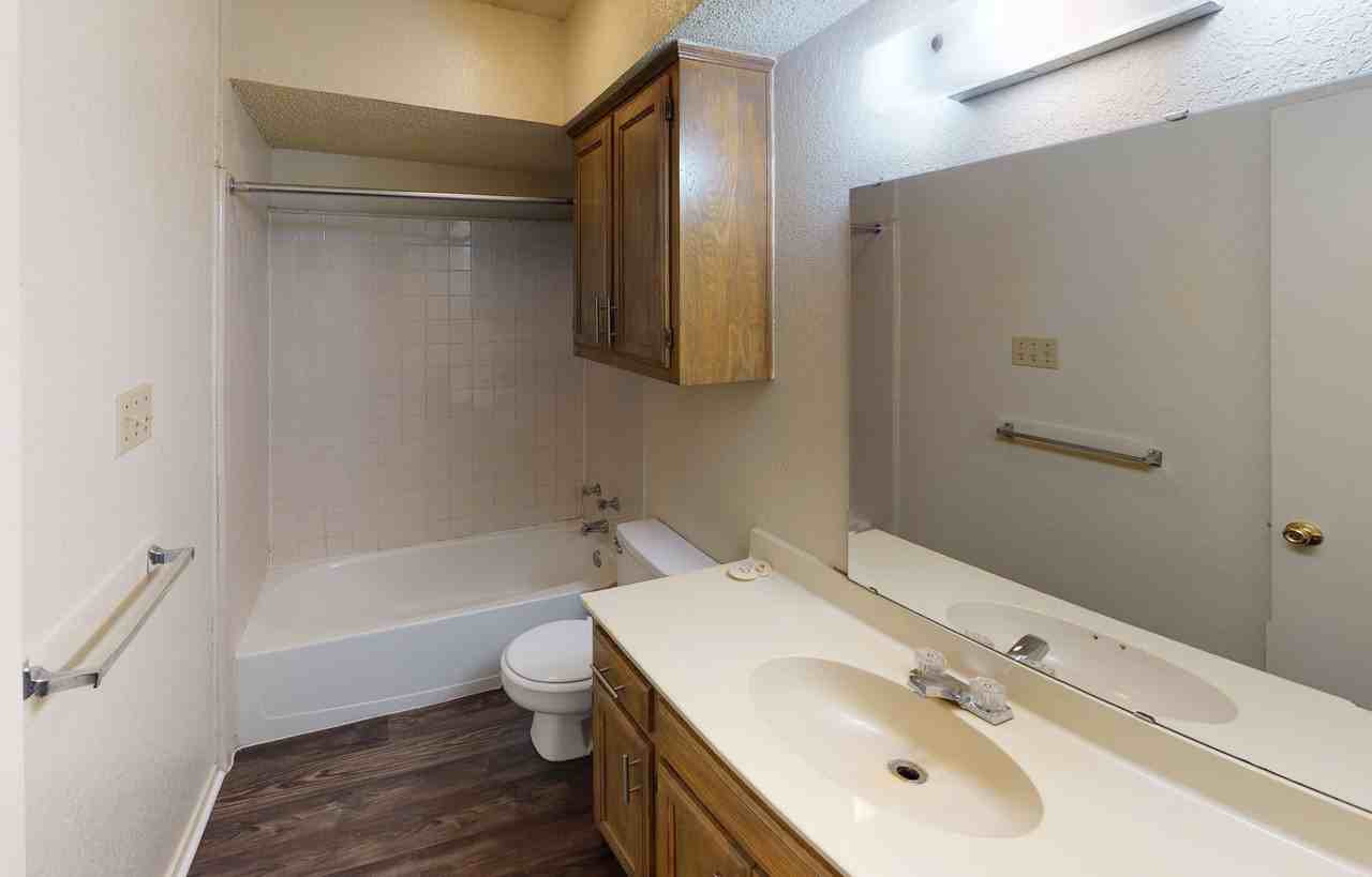 Prairie Oaks Apartments - Photo 5 of 9