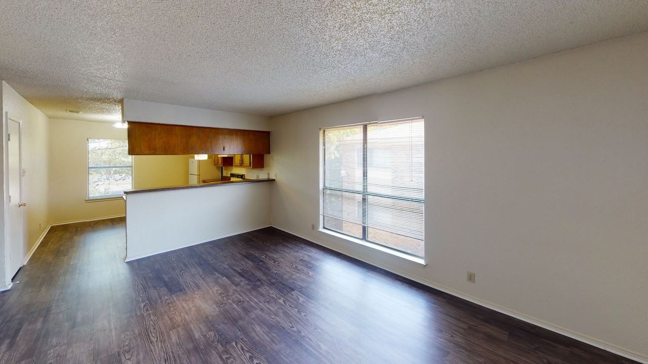 Prairie Oaks Apartments - Photo 6 of 9