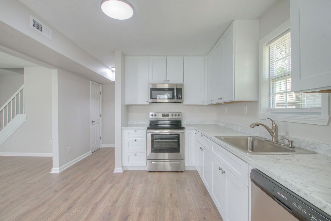 360 Beechcroft Rd - Photo 2 of 32