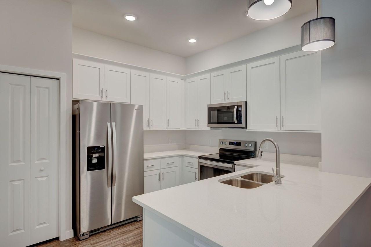 Metro 39 Apartments - Photo 3 of 36