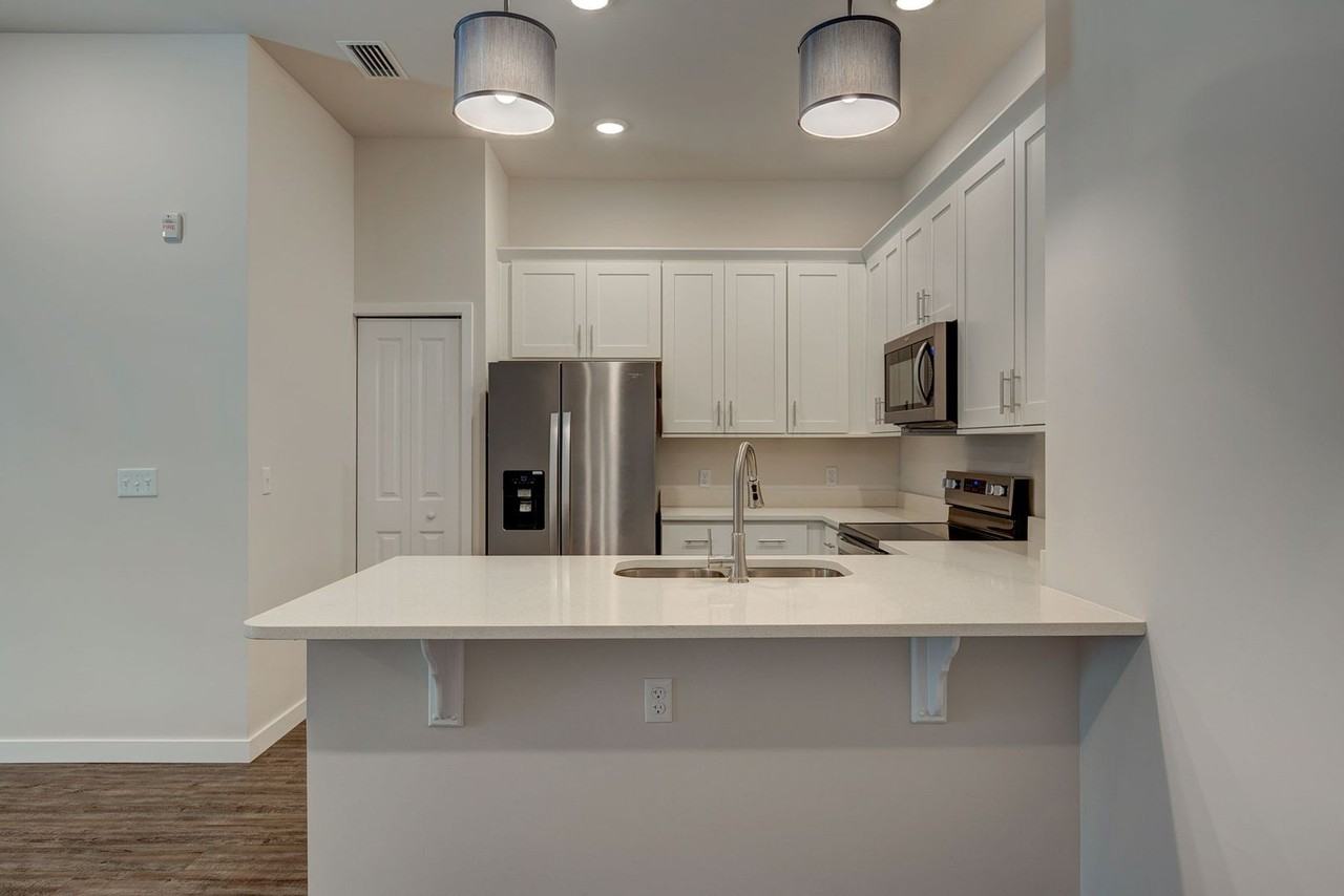 Metro 39 Apartments - Photo 4 of 36