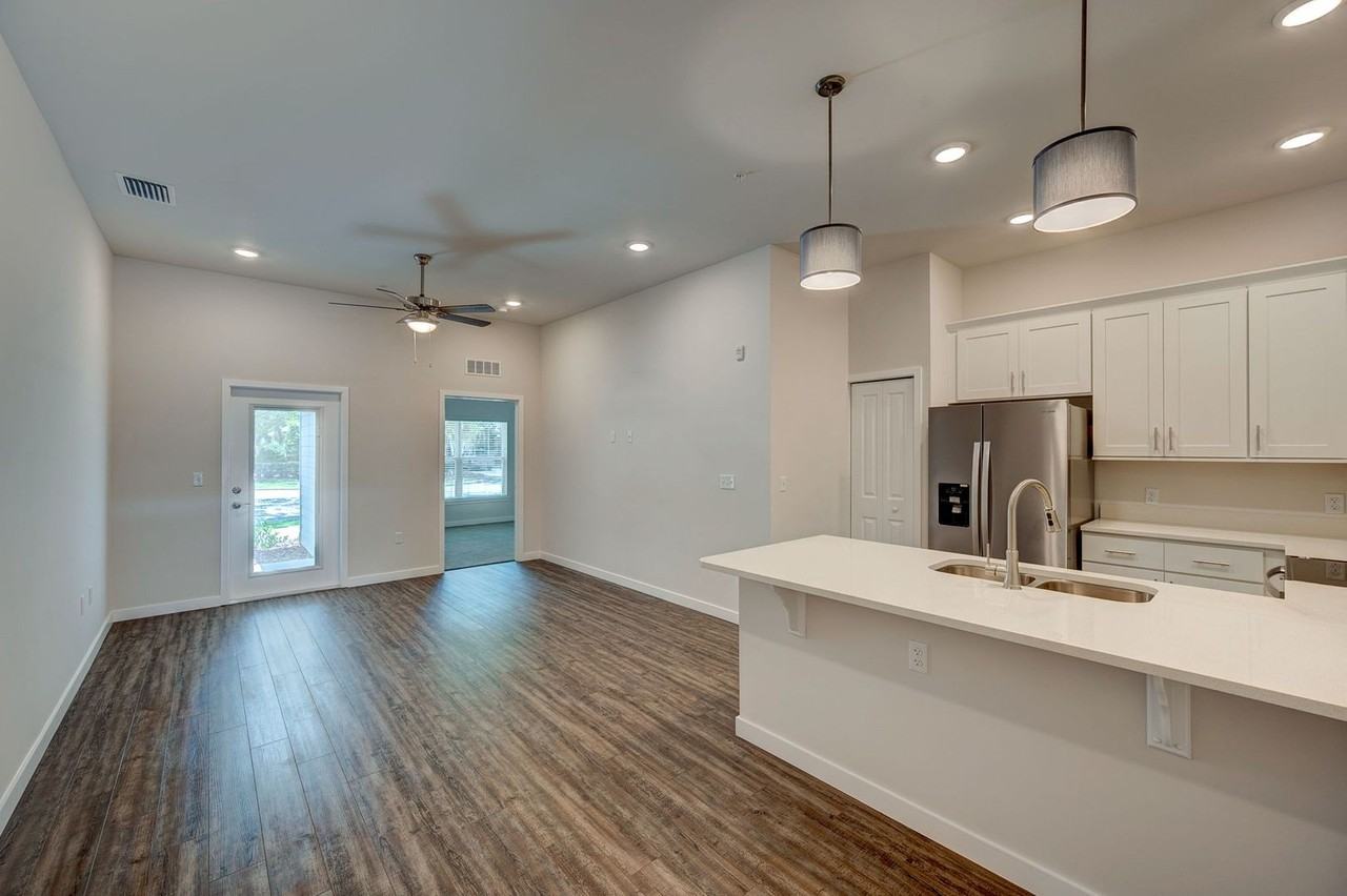 Metro 39 Apartments - Photo 6 of 36