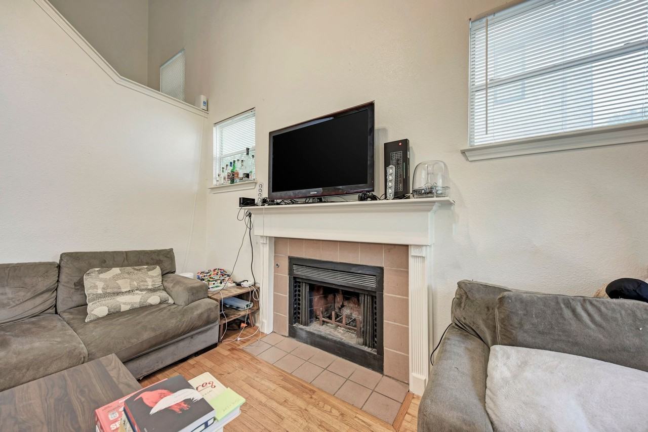 1205 W 22nd 1/2 St - Photo 3 of 47