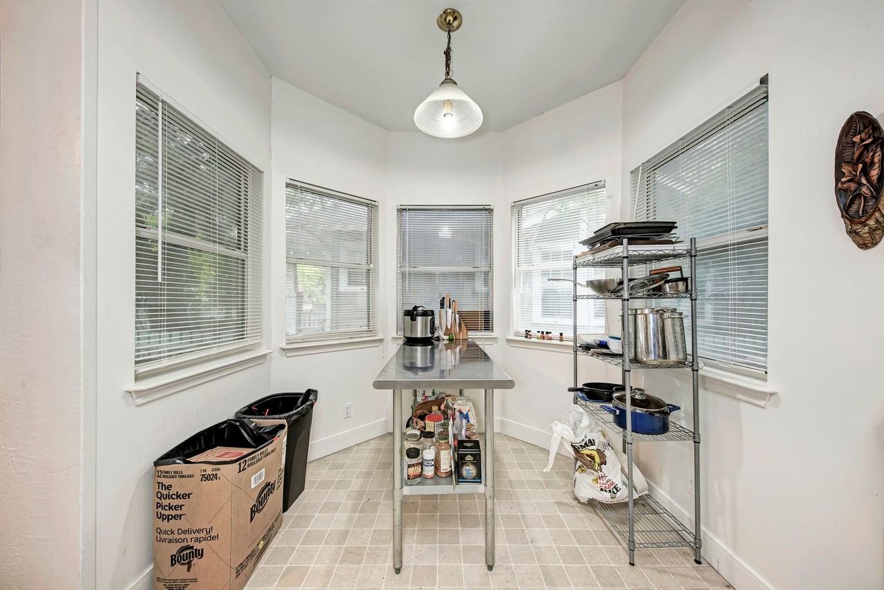 1205 W 22nd 1/2 St - Photo 7 of 47