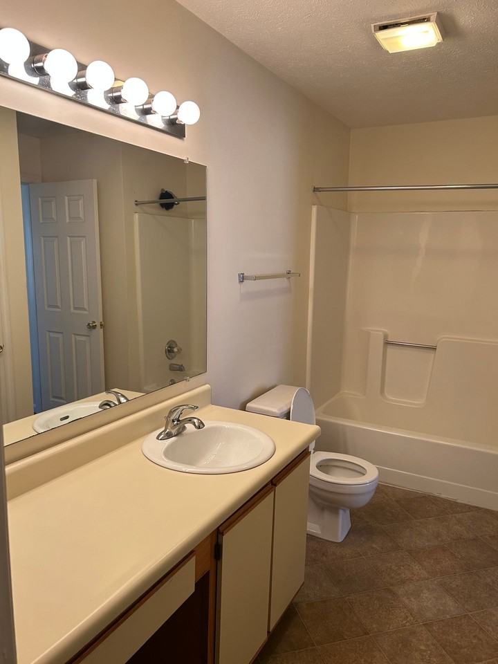 Bridgeport Landing Apartments - Photo 7 of 23