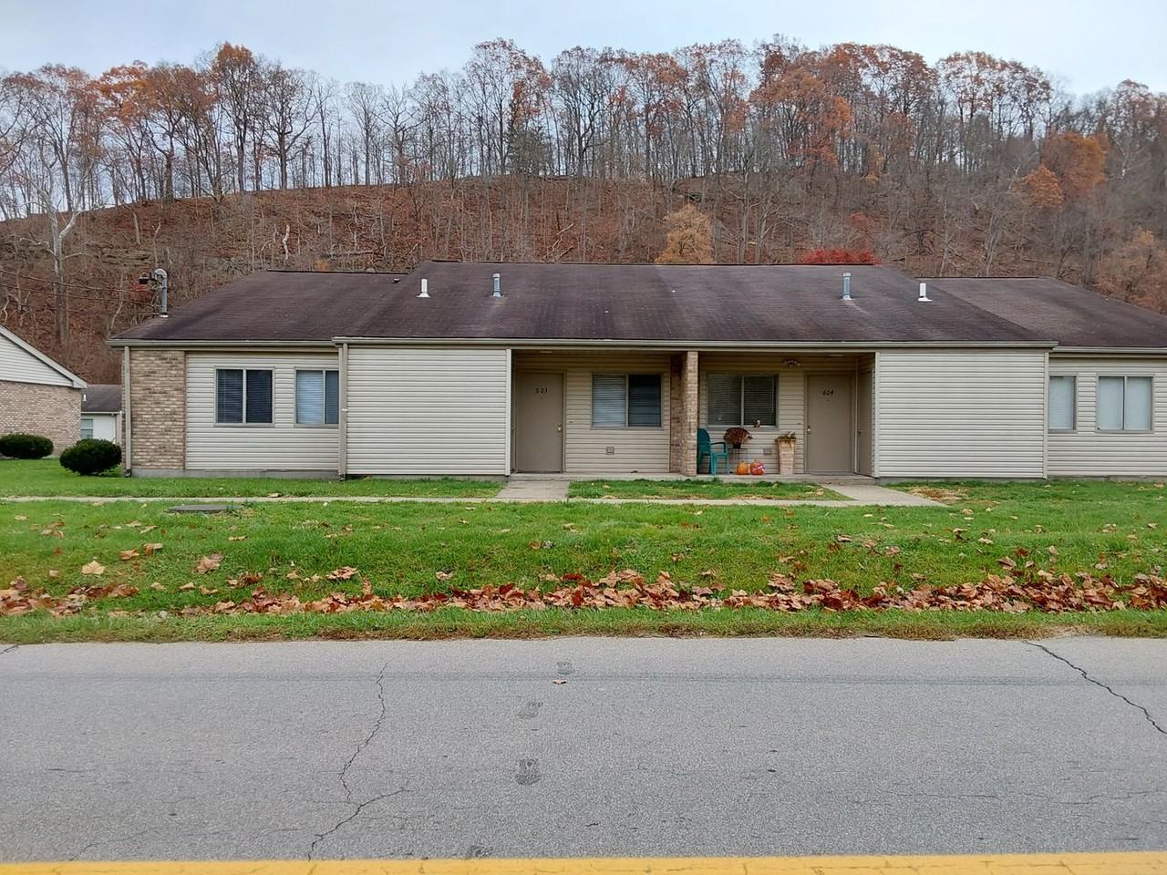 601 Circle Dr - Photo 2 of 5