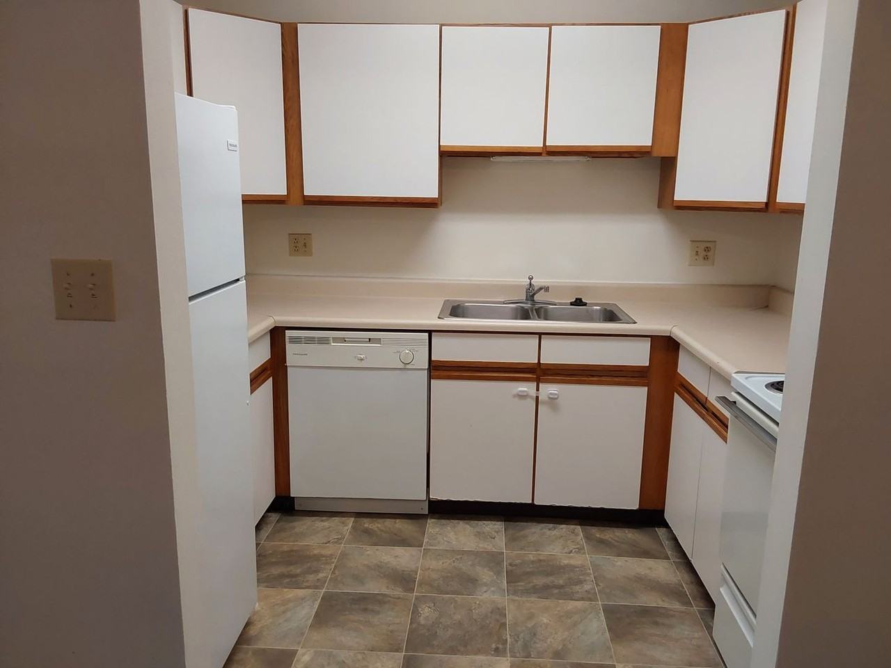 601 Circle Dr - Photo 3 of 5