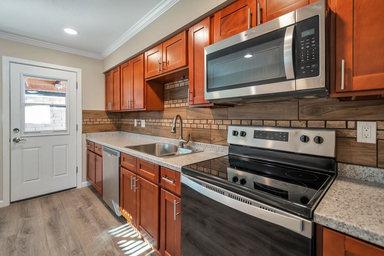 2 bedroom 1 bath in Boutique property! - Photo 2 of 40