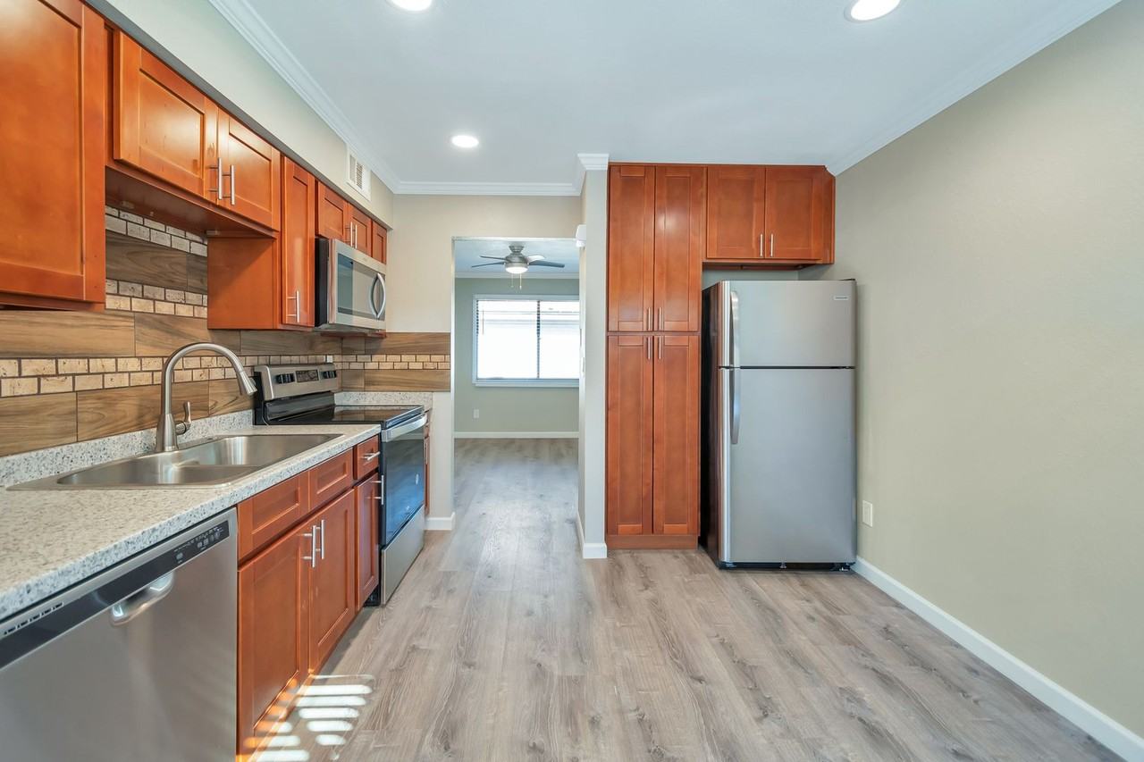 2 bedroom 1 bath in Boutique property! - Photo 4 of 40
