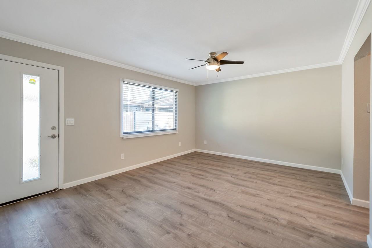 2 bedroom 1 bath in Boutique property! - Photo 5 of 40