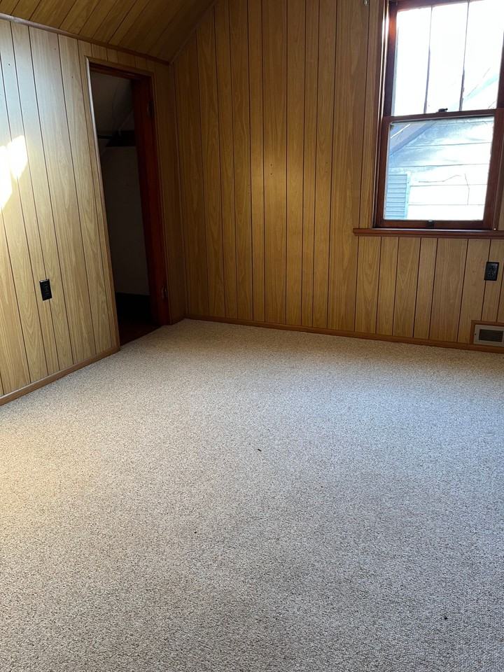 One Bedroom Upstairs Apartment - Photo 4 of 7