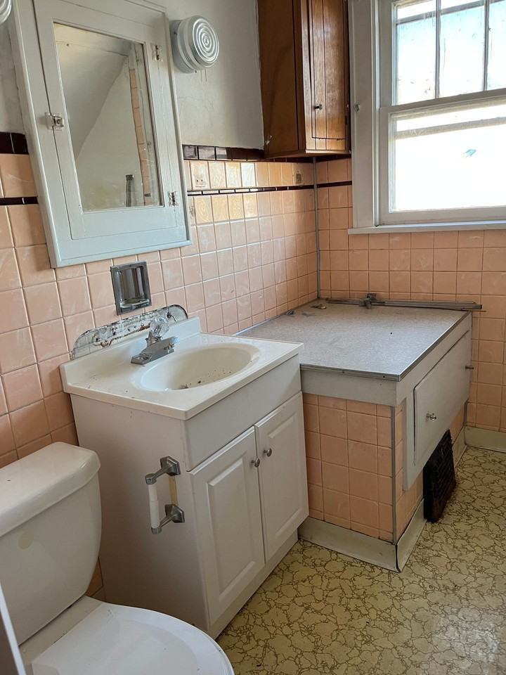 One Bedroom Upstairs Apartment - Photo 7 of 7