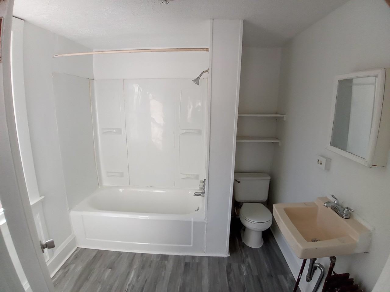 917 Church St - Photo 4 of 9