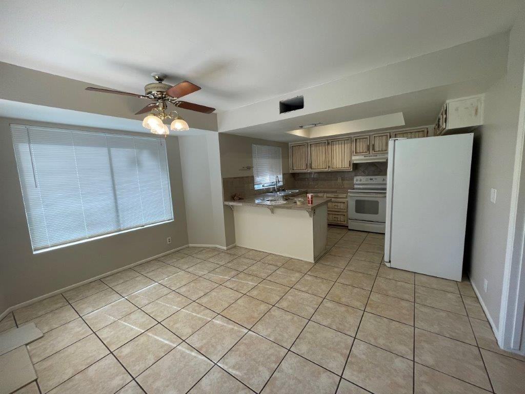 701 W Vaughn St - Photo 3 of 15