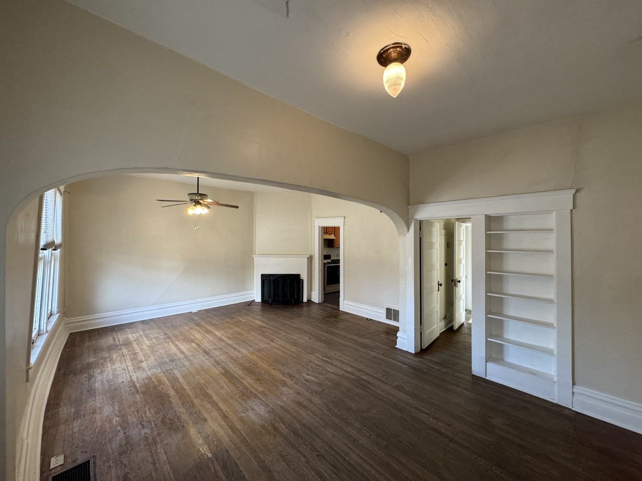 305 S Marina St - Photo 3 of 15