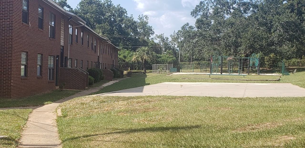 Holton Apartments - Photo 3 of 28