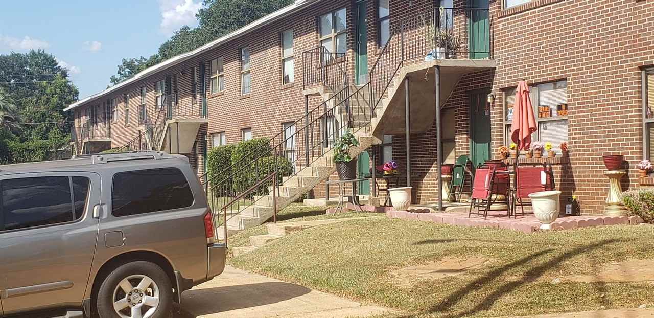 Holton Apartments - Photo 4 of 28