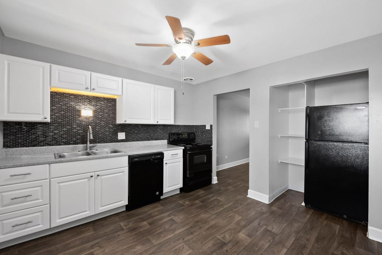 Brentwood Manor - Photo 4 of 10