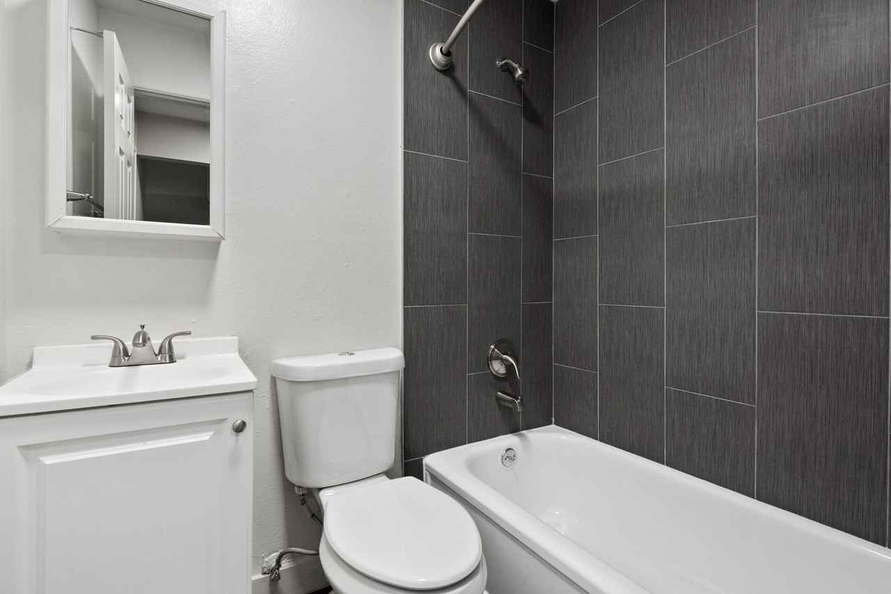 Brentwood Manor - Photo 5 of 10