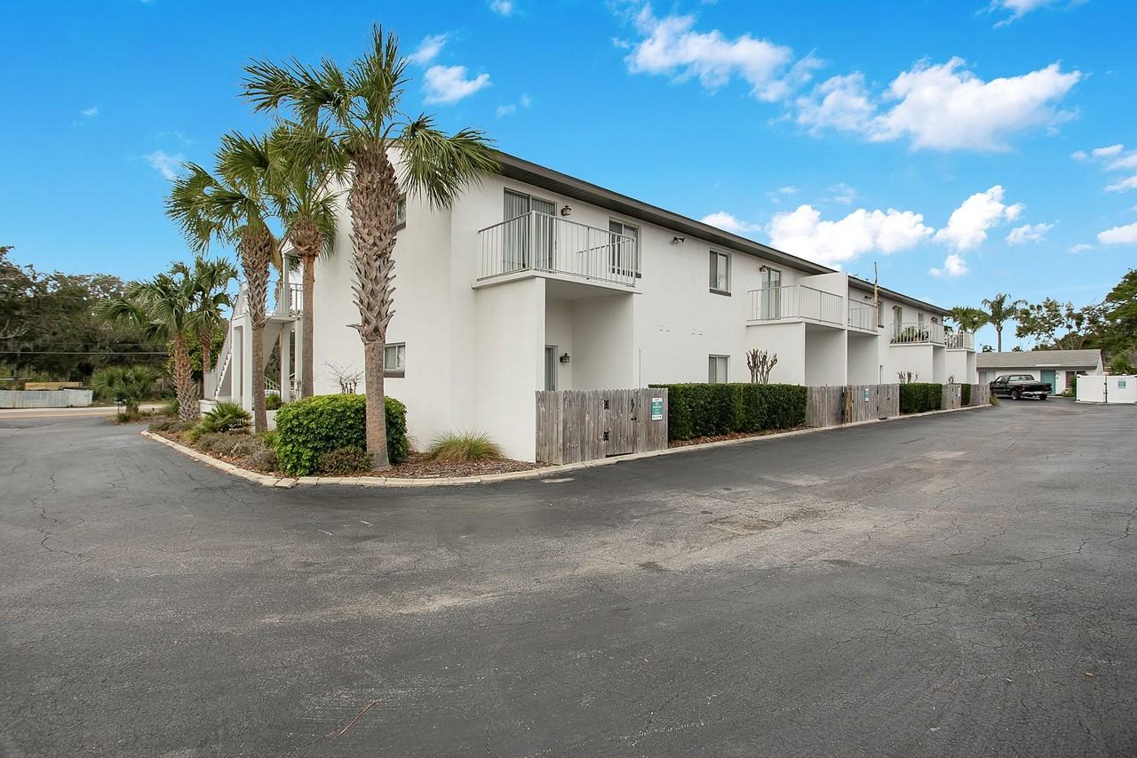 The Virginia Apartments | 1 and 2 Bedroom Apartments in Tavares, FL - Photo 4 of 16