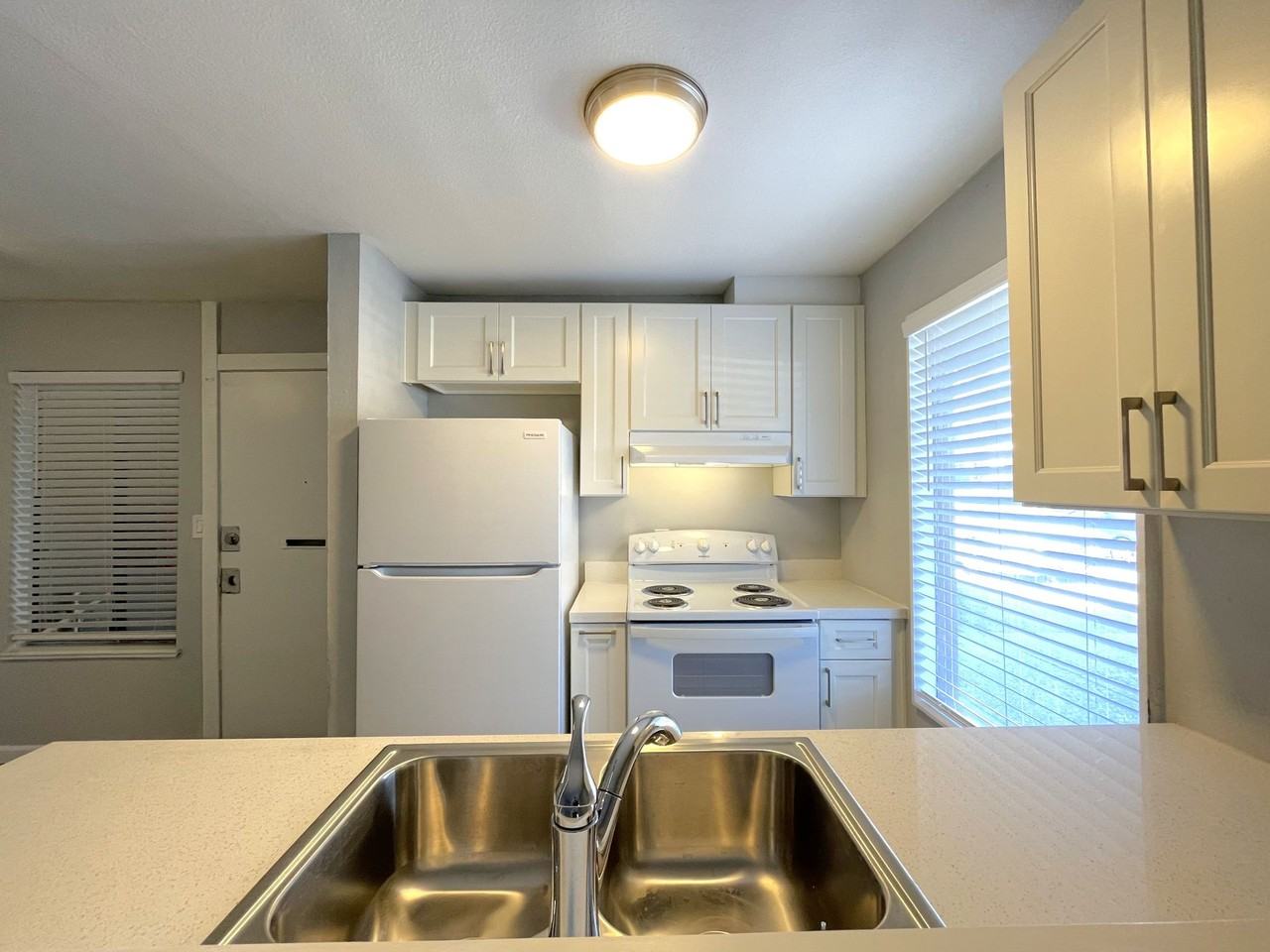 322 W Park Street - Photo 2 of 4