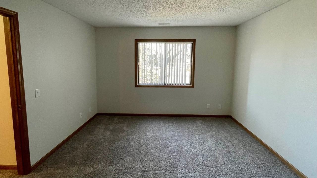 Willow Creek Apartments - Photo 6 of 21