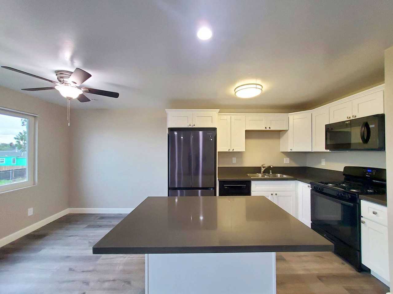 215 H Street - Photo 3 of 19