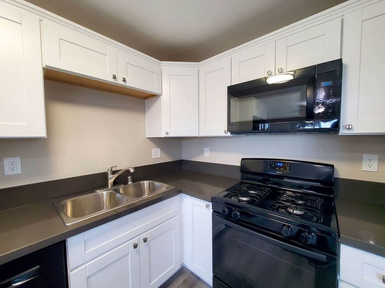 215 H Street - Photo 4 of 19