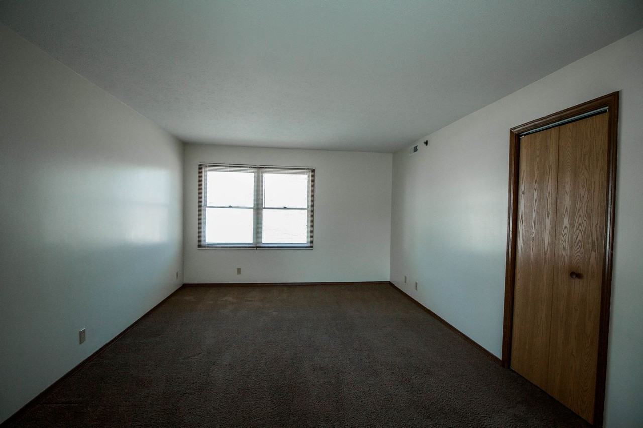 707 Golfcrest Rd S - Photo 2 of 17
