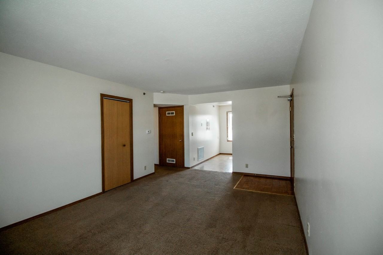 707 Golfcrest Rd S - Photo 5 of 17