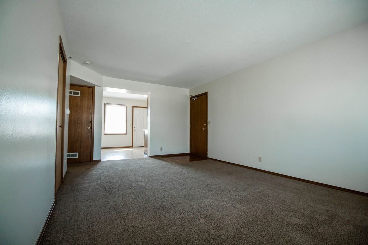 707 Golfcrest Rd S - Photo 6 of 17
