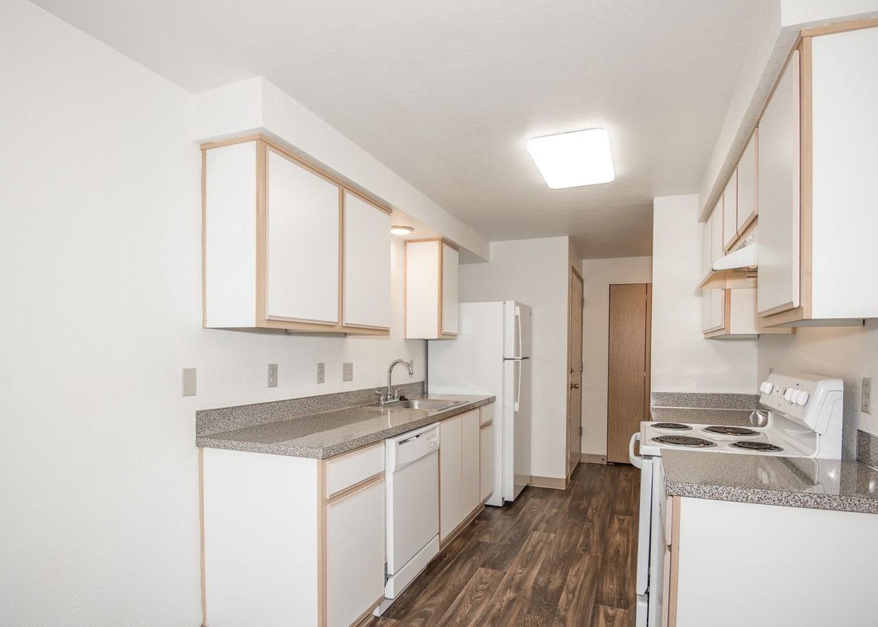 Rivercrest Apartments - Photo 2 of 33