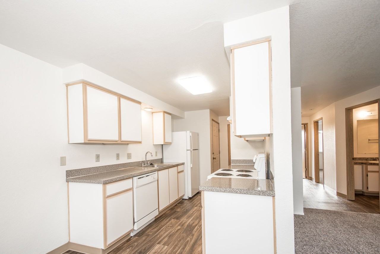 Rivercrest Apartments - Photo 3 of 33