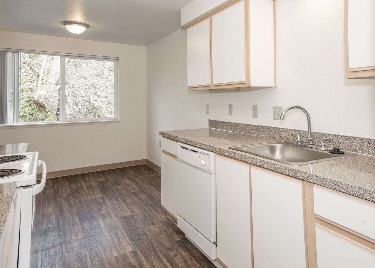 Rivercrest Apartments - Photo 4 of 33